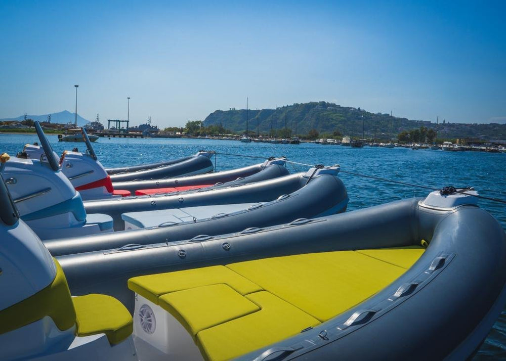 Prendisole giallo su un gommone a noleggio